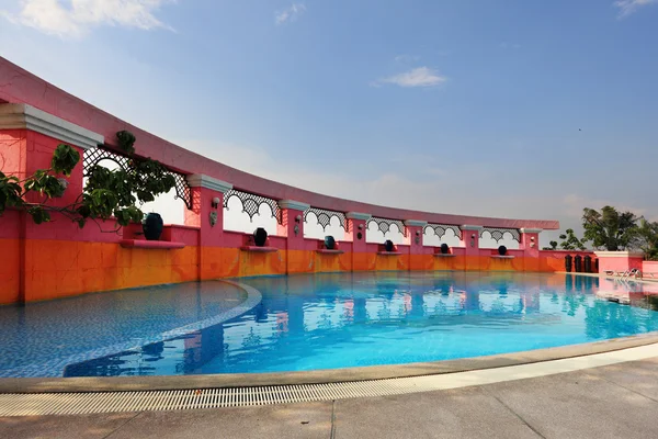 A elegante piscina no vigésimo andar — Fotografia de Stock