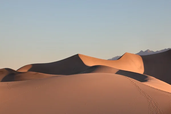 Clear graphic shapes of sand dunes — Stock Photo, Image