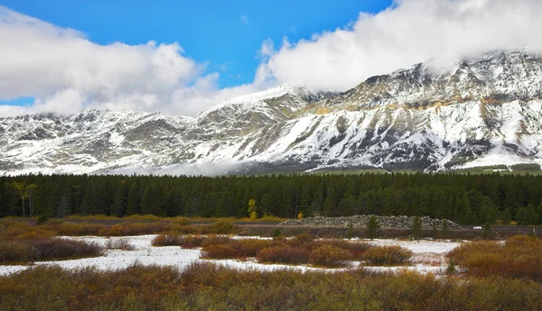 Primera nieve en las montañas —  Fotos de Stock