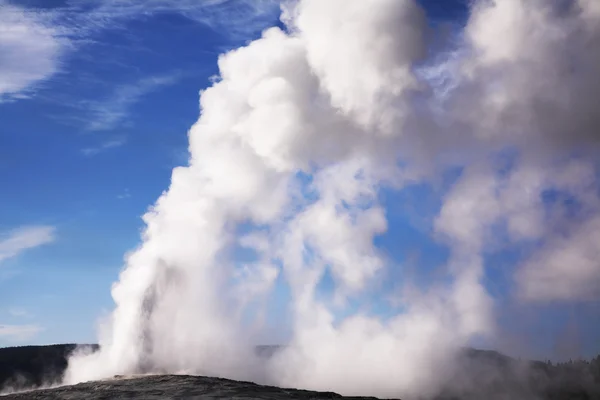 Киплячий геотермальний гейзер — стокове фото