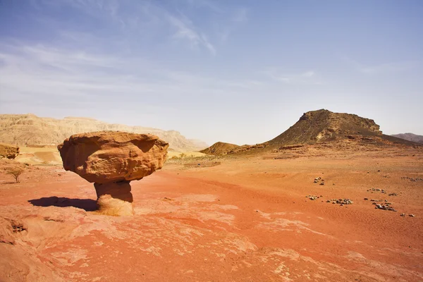 Ogromna skała na pustyni podgrzewane — Zdjęcie stockowe