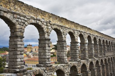 su kemeri ve bulutlu bir Bahar Bayramı olarak antik segovia