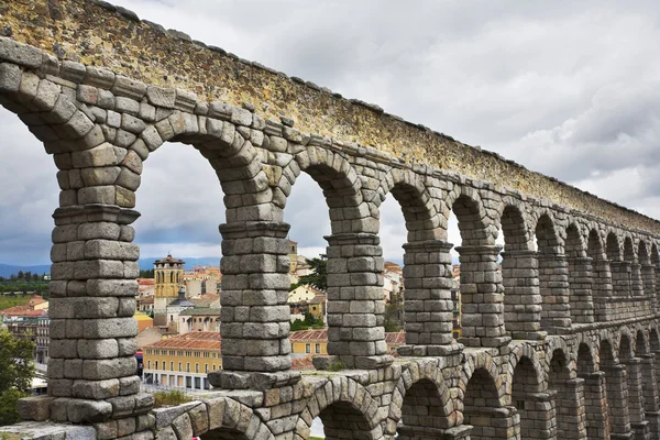 The aqueduct and ancient Segovia in cloudy May day — Stock Photo, Image