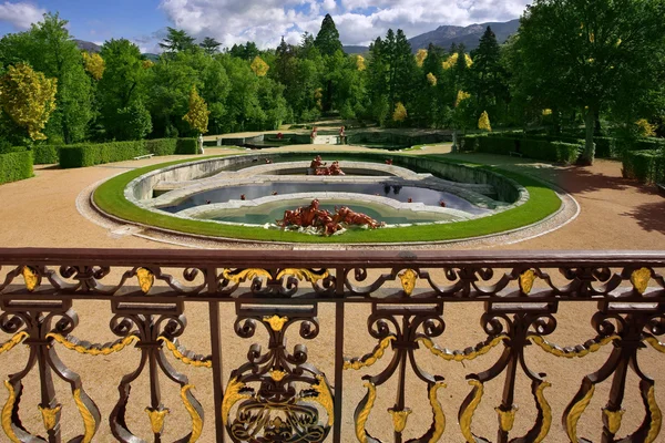 Великолепный парк в стиле французского классицизма — стоковое фото