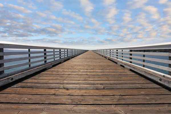 ハンドレールの付いた木製の桟橋 — ストック写真