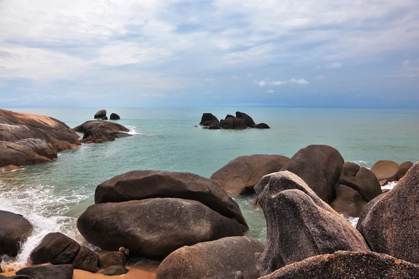 Piccole scogliere costiere. Koh Samui — Foto Stock