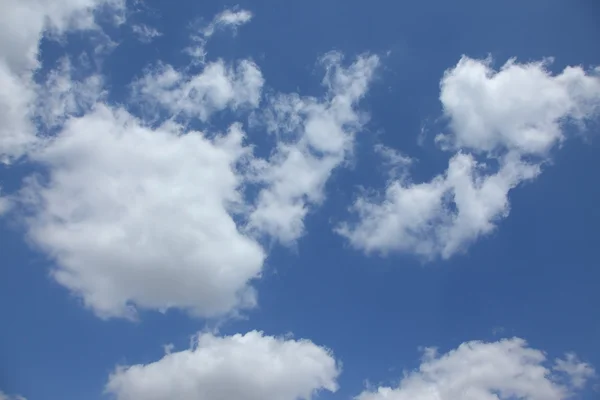 Hög r himmel och moln — Stockfoto