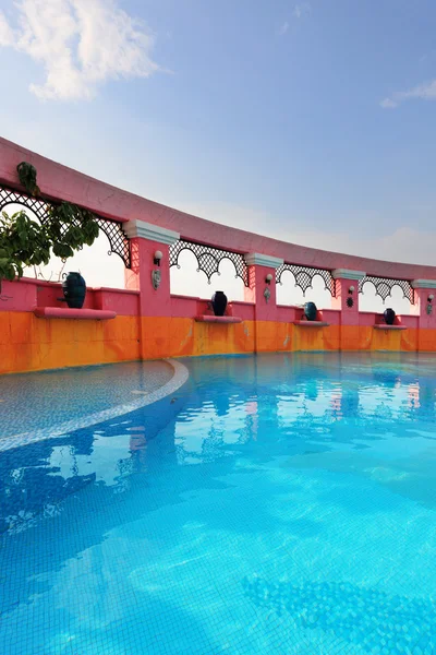 분홍색 벽과 푸른 물 — 스톡 사진