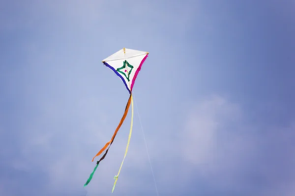 海のビーチで凧します。 — ストック写真