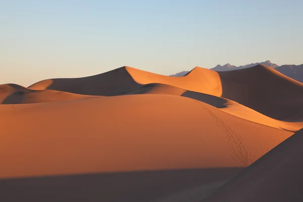 Formes graphiques claires des dunes de sable au lever du soleil — Photo