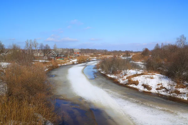 Лед на реке рядом — стоковое фото