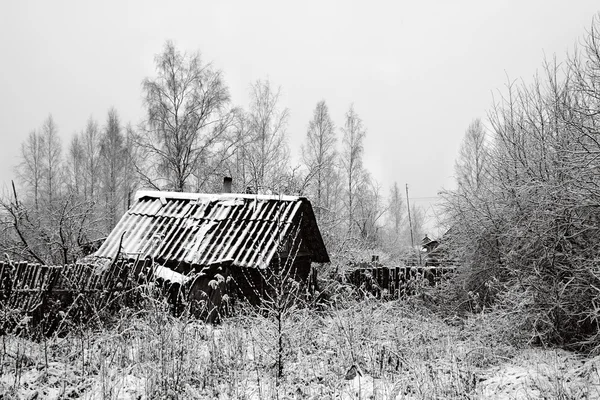 Vieille maison rurale dans la neige — Photo