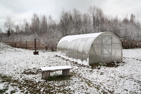 Пластиковая теплица в зимнем саду — стоковое фото