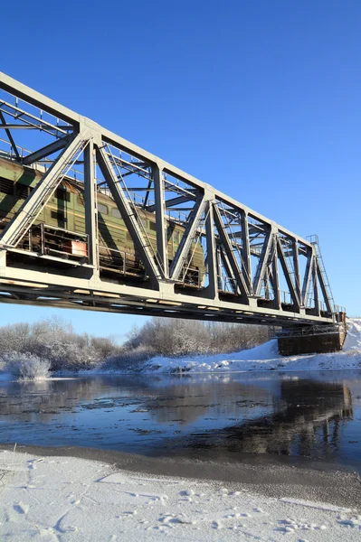 Spoorbrug door kleine rivier — Stockfoto