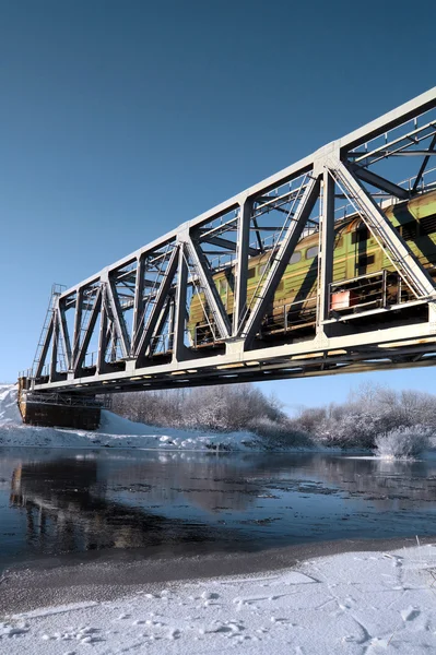 Puente ferroviario a través de un pequeño río — Foto de Stock