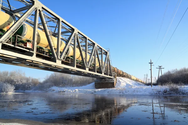Järnvägsbron genom liten flod — Stockfoto