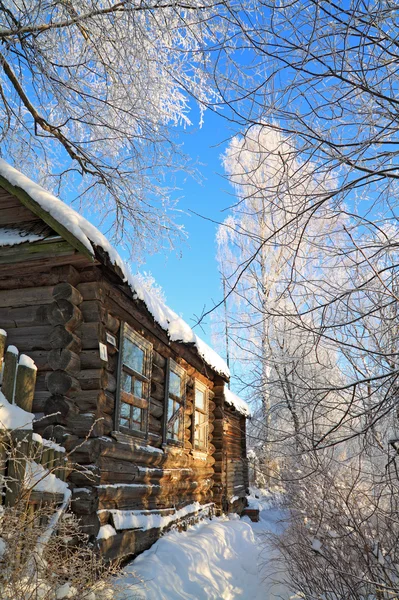 Oud landelijk huis in sneeuw — Stockfoto