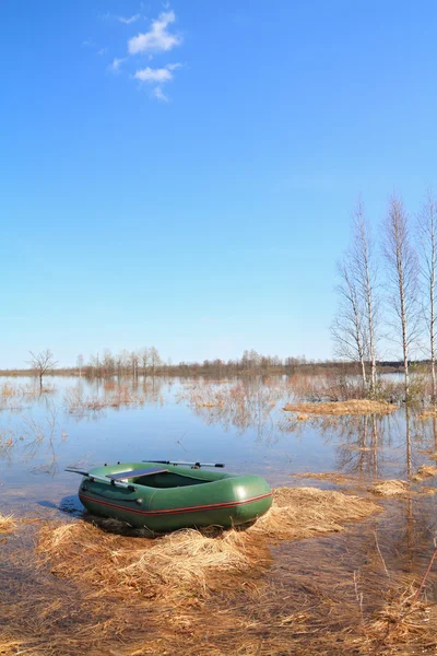 Gumový člun na jezeře — Stock fotografie