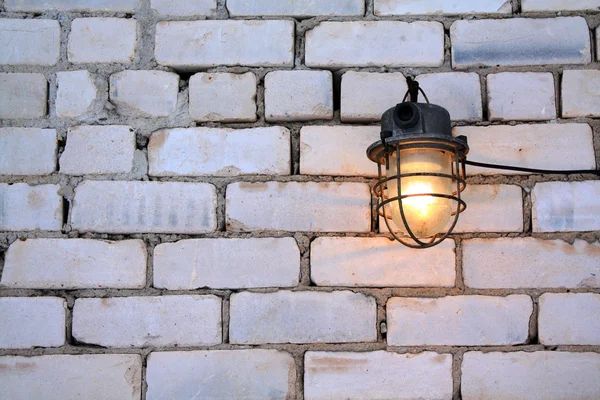 Lámpara de envejecimiento en la pared de ladrillo — Foto de Stock