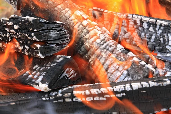 Burninging Drewno kominkowe w ogniska — Zdjęcie stockowe