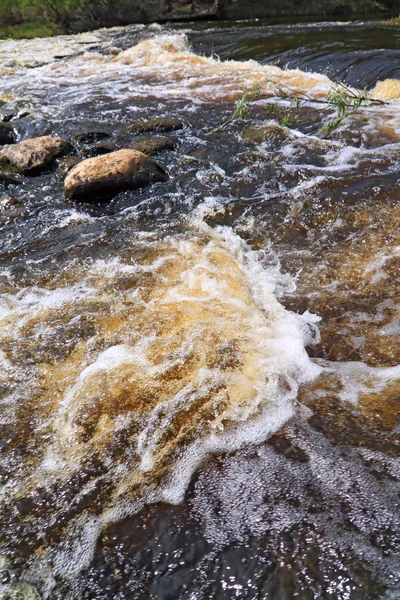 Flod flöde bland sten — Stockfoto