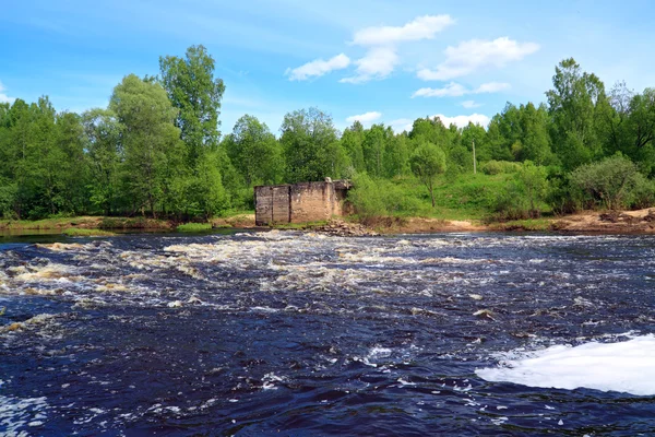 Åldrande förstörde dam på liten flod — Stockfoto