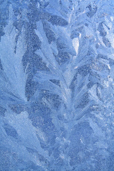 Gelo azul na janela de inverno — Fotografia de Stock