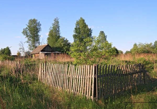 Oude houten hek in de buurt van de boerderij — Stockfoto