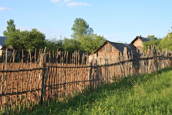 Çiftlik evinin yakınlarında eski ahşap çit — Stok fotoğraf