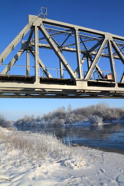 Ponte ferroviária através de rio pequeno — Fotografia de Stock