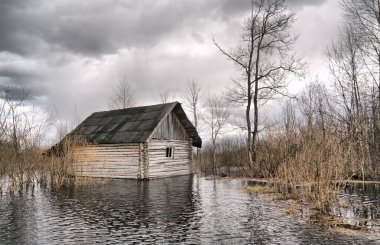 eski ahşap evi su