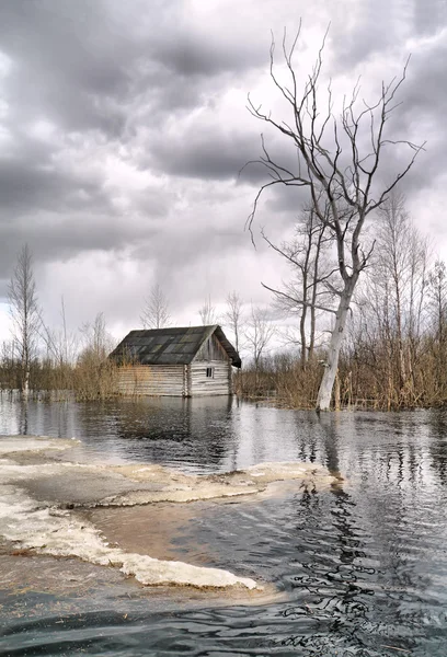 Vieja casa de madera en agua —  Fotos de Stock