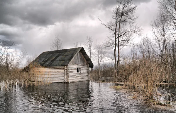 Vieille maison en bois dans l'eau — Photo