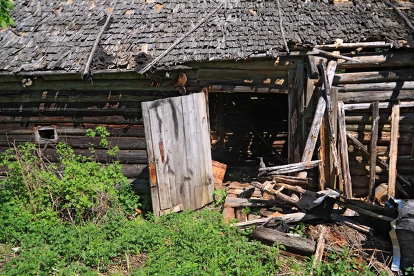 Stary zniszczony dom drewniany — Zdjęcie stockowe