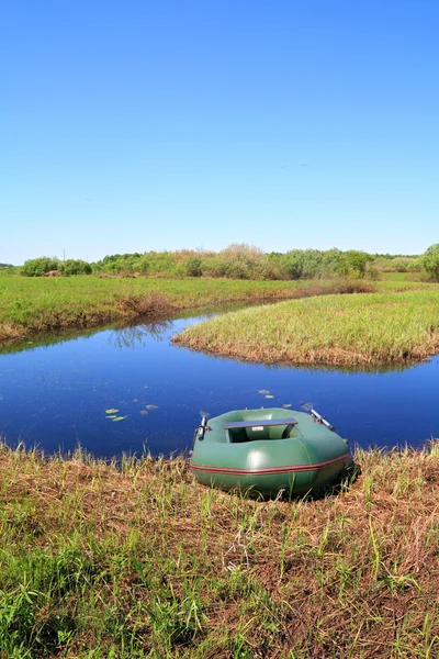 沿岸川の上のゴム製のボート — ストック写真