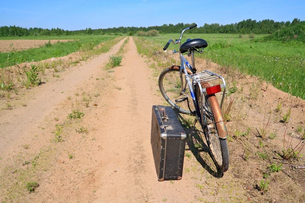 Régi kerékpár-vidéki úton — Stock Fotó