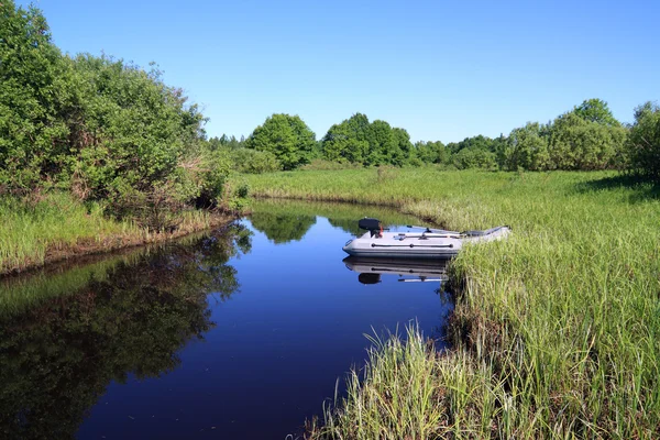 Motor boot op kleine rivier — Stockfoto