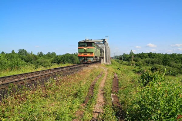 Pociąg towarowy na most kolejowy — Zdjęcie stockowe