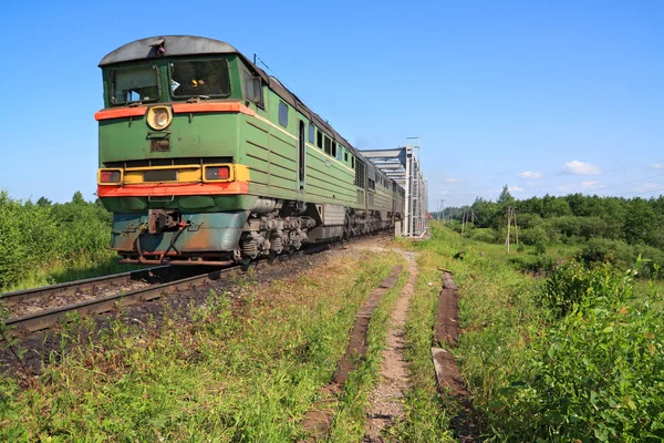 Tren de mercancías en puente ferroviario — Foto de Stock