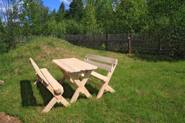 Dřevěný nábytek v letním parku — Stock fotografie