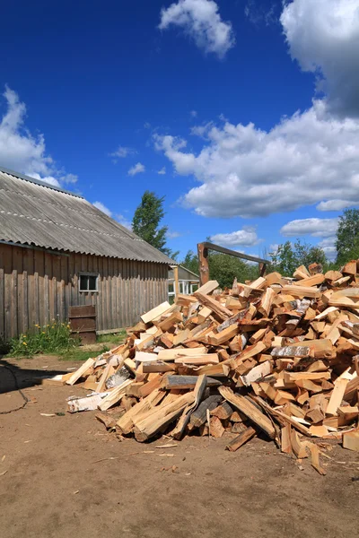 Brandhout op binnenplaats van het landelijke gebouw — Stockfoto