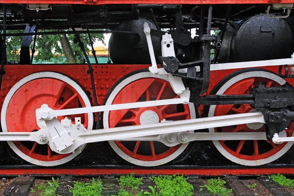 Roda da locomotiva velha na parada — Fotografia de Stock
