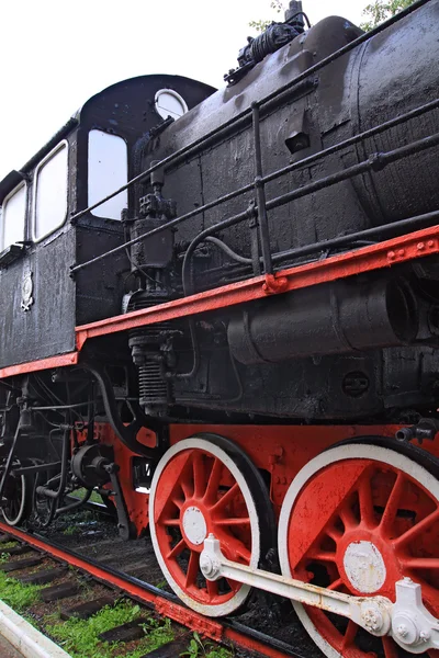 Roda da locomotiva velha na parada — Fotografia de Stock