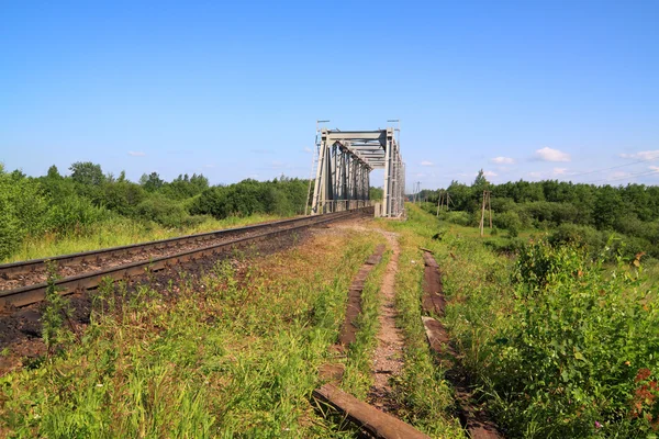 Ponte ferroviária velha através de rio pequeno — Fotografia de Stock