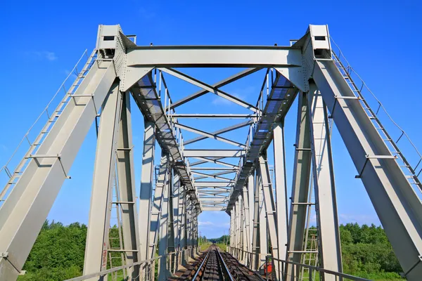 Ponte ferroviária através de rio pequeno — Fotografia de Stock