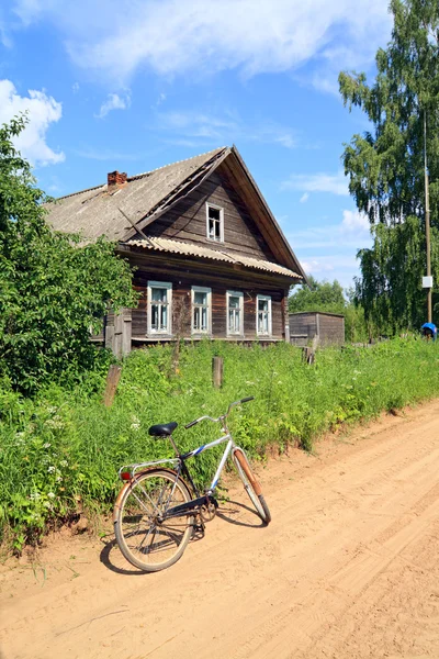 Oude fiets op landelijke weg — Stockfoto