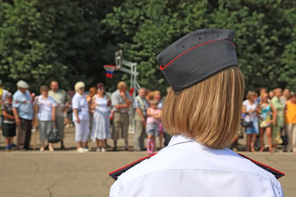 Staraya Russa, Rússia - 9 de julho: Mulher polícia desconhecida na cidade de rua — Fotografia de Stock
