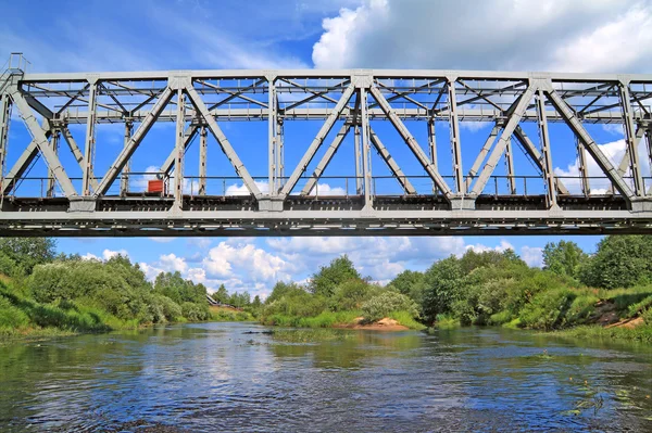 Eisenbahnbrücke durch kleinen Fluss — Stockfoto