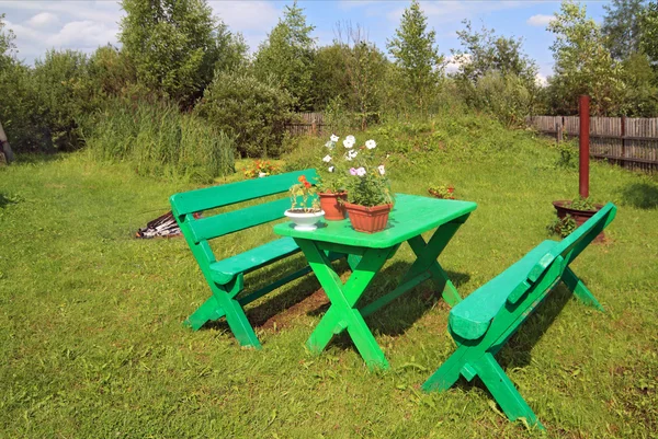 Zahradní nábytek v letní zahradě — Stock fotografie