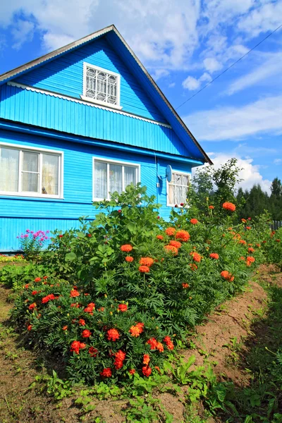 Maison rurale bleue sur fond céleste — Photo